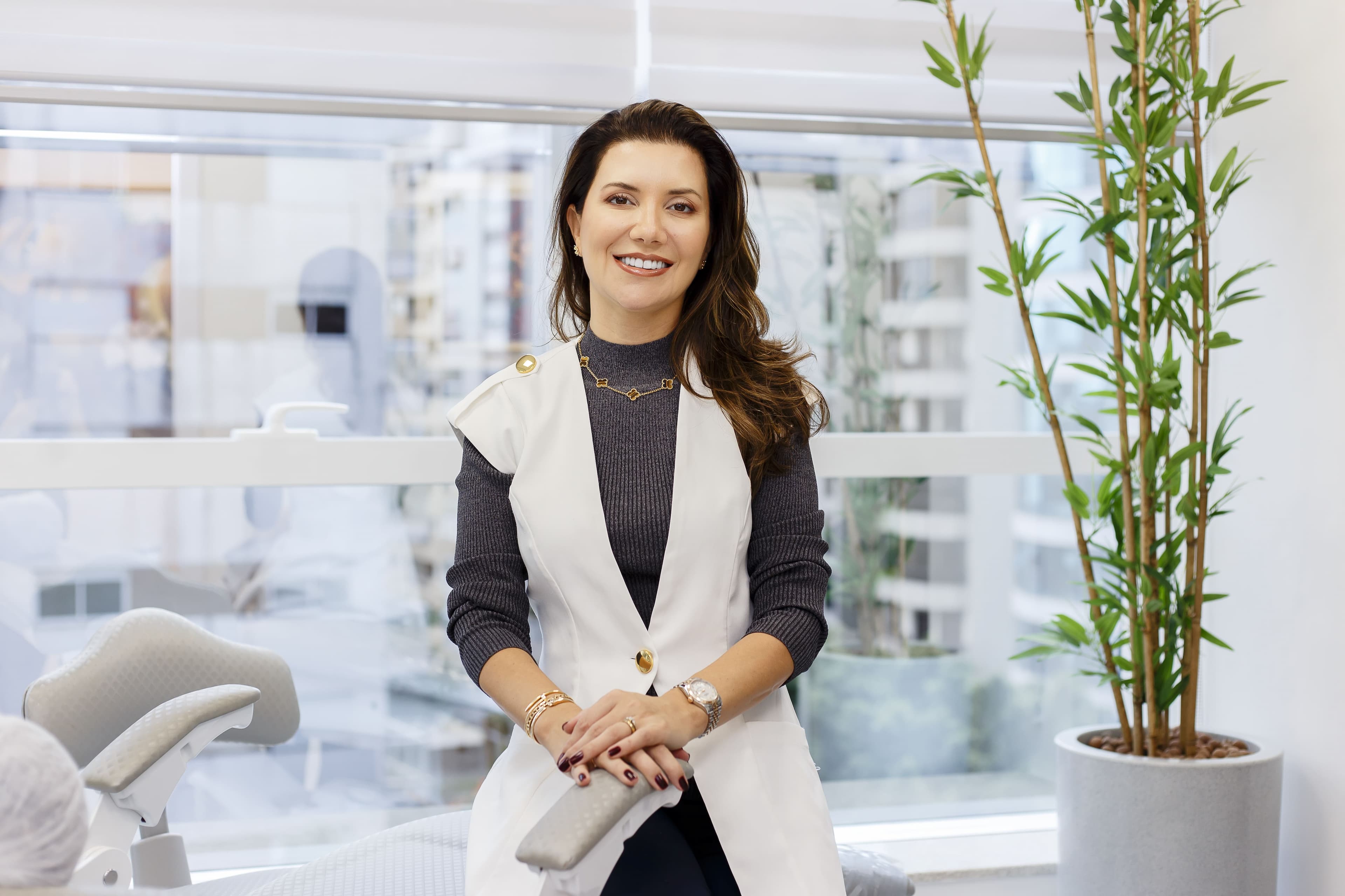 Retrato principal da Dra. Rafaela Salvato em enquadramento vertical editorial, com fundo neutro e expressão serena.