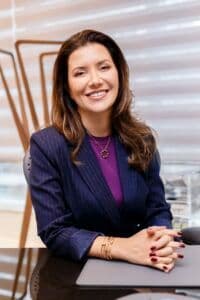 Dra. Rafaela Salvato realizando Liftera 2 (ultrassom focado) para lifting não cirúrgico e estímulo de colágeno em Florianópolis, SC.