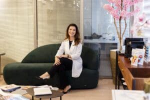 Médica dermatologista Rafaela Salvato em consultório moderno em Florianópolis