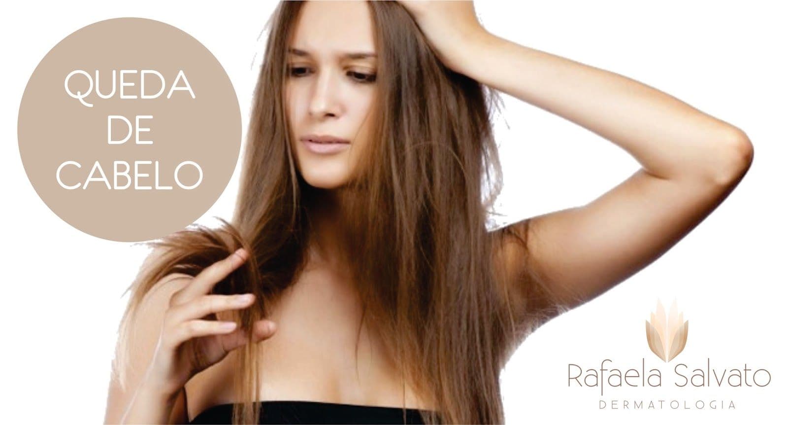 Avaliação médica do couro cabeludo em paciente com queixa de queda de cabelo constante em consultório dermatológico