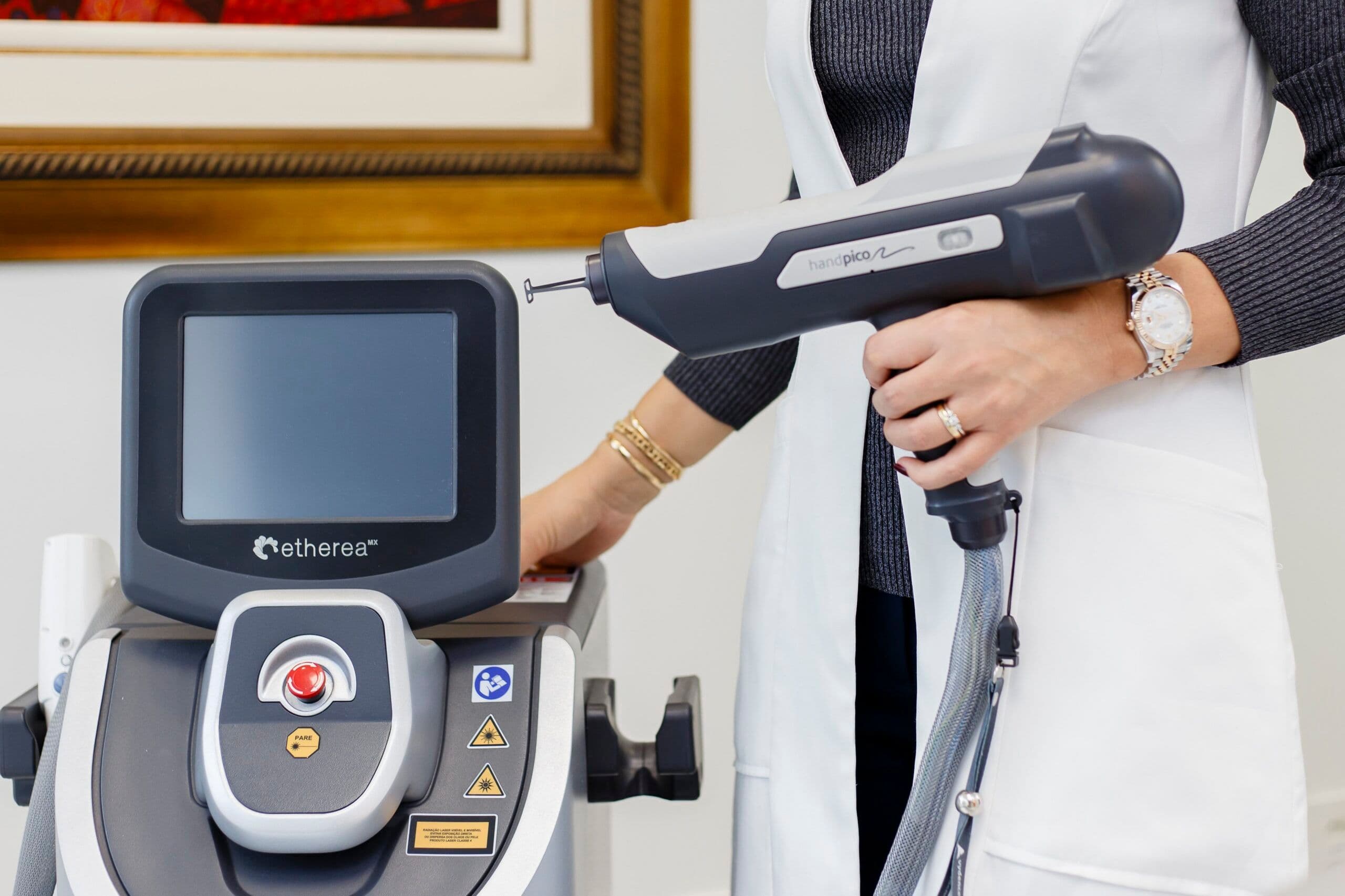 Equipamento de laser de picossegundos em ambiente clínico premium em Florianópolis