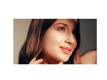 Detalhe de pele com uniformidade de tom e poros discretos, representando Skin Quality e cuidado dermatológico de alto padrão