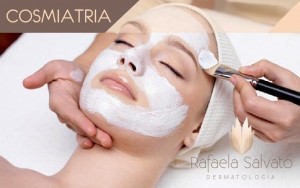 Dra. Rafaela Salvato realizando Liftera 2 (ultrassom focado) para lifting não cirúrgico e estímulo de colágeno em Florianópolis, SC.