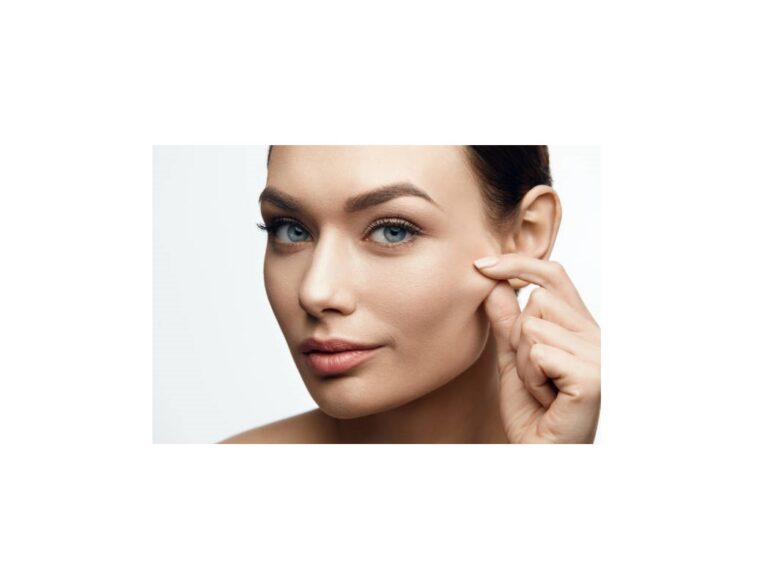 Banco de colágeno em Florianópolis: Dra. Rafaela Salvato, médica dermatologista (CRM-SC 14.282 | RQE 10.934), em consulta clínica avaliando qualidade da pele e plano de estímulo de colágeno com abordagem premium no Centro (Trompowsky Corporate)