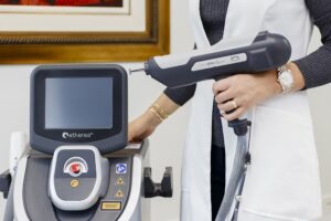 Equipamento de laser de picossegundos em ambiente clínico premium em Florianópolis