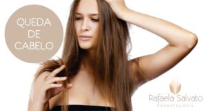 Avaliação médica do couro cabeludo em paciente com queixa de queda de cabelo constante em consultório dermatológico
