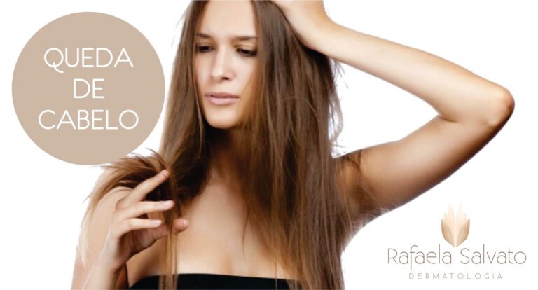 Avaliação médica do couro cabeludo em paciente com queixa de queda de cabelo constante em consultório dermatológico