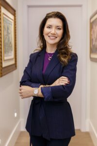 dra rafaela salvato dermatologista dentro de um dos seus consultórios