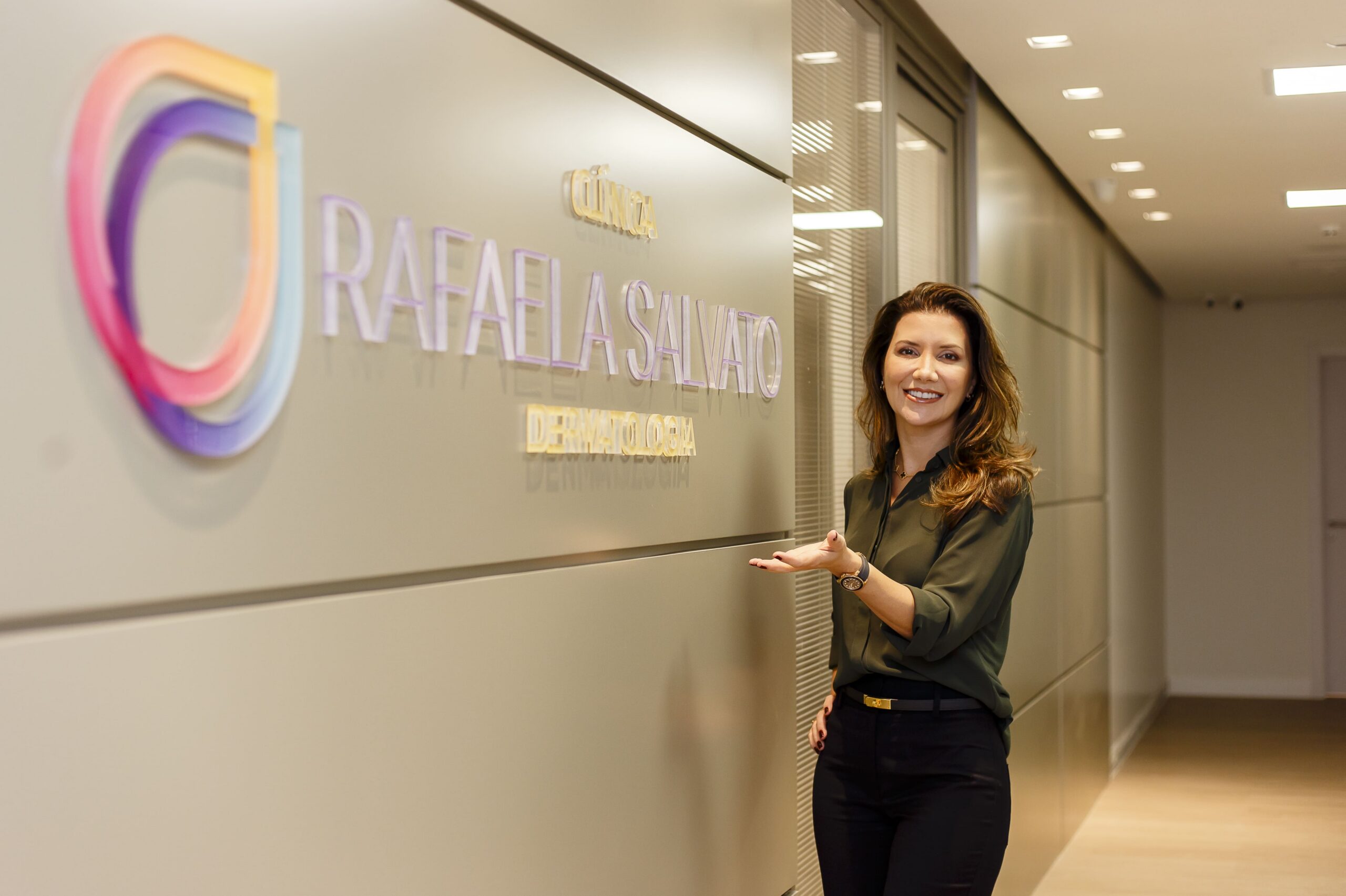 dra rafaela salvato dermatologista em Florianópolis SC em frente a entrada da sua clínica
